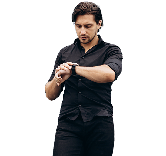 Homem ao lado do carro