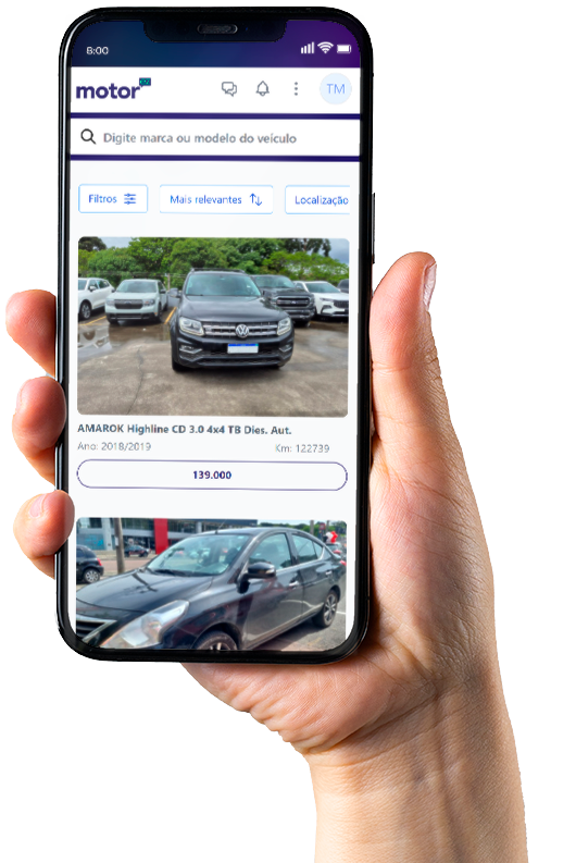 Segurando um celular com a página da Motorez